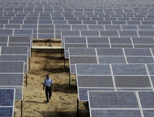 インドは 100 ギガワット太陽ミッションの年間目標を発行します。